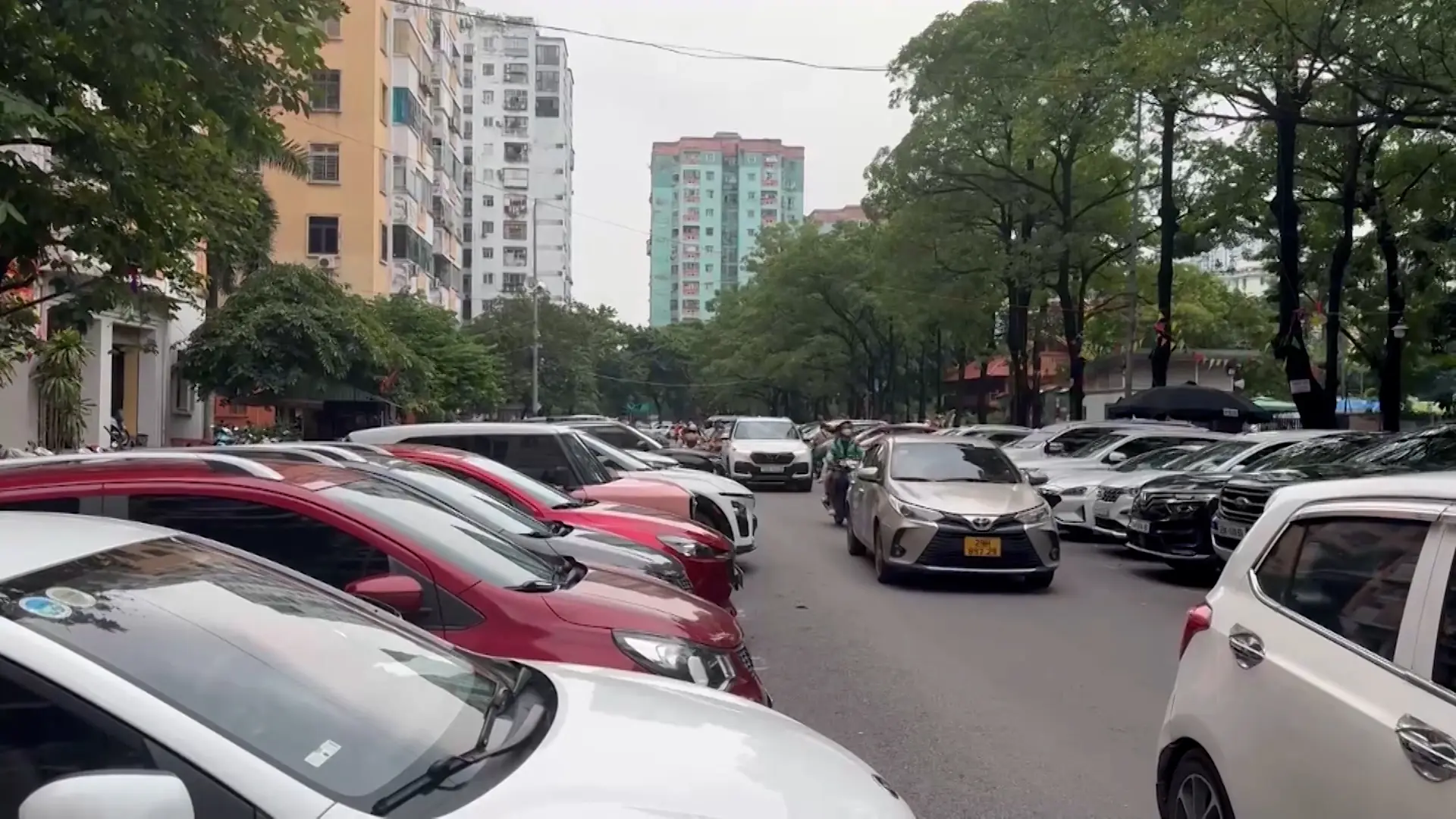 Không gian cộng đồng bị chiếm dụng thành bãi trông giữ xe | Hộp thư truyền hình | 16/08/2025